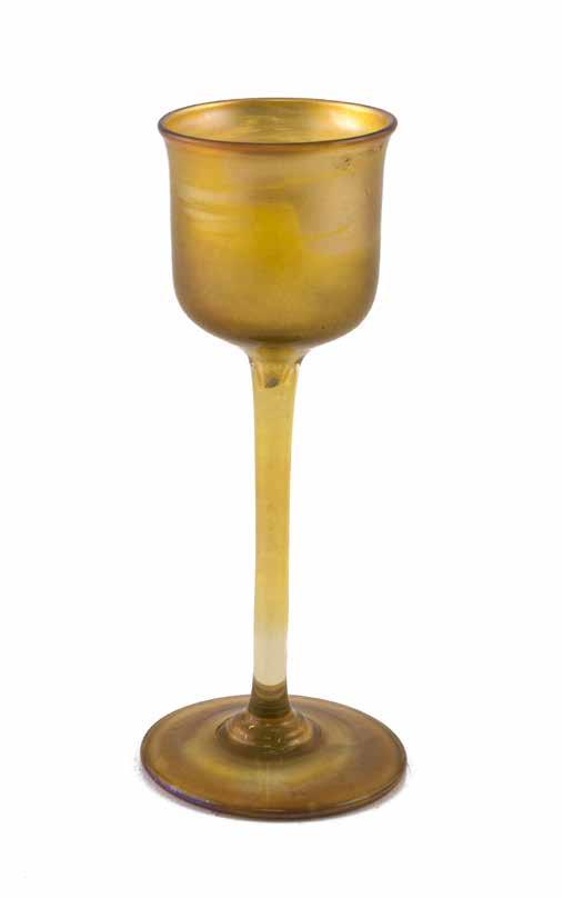184. tétel LIKŐRÖS POHÁR Irizáló fújt üveg. Kerek talpon, hosszú egyenes száron hengeres cuppa, enyhén kihajló szájperemmel. Jelzett: L.C.T. ( Louis Comfort Tiffany ) 1900. körüli.