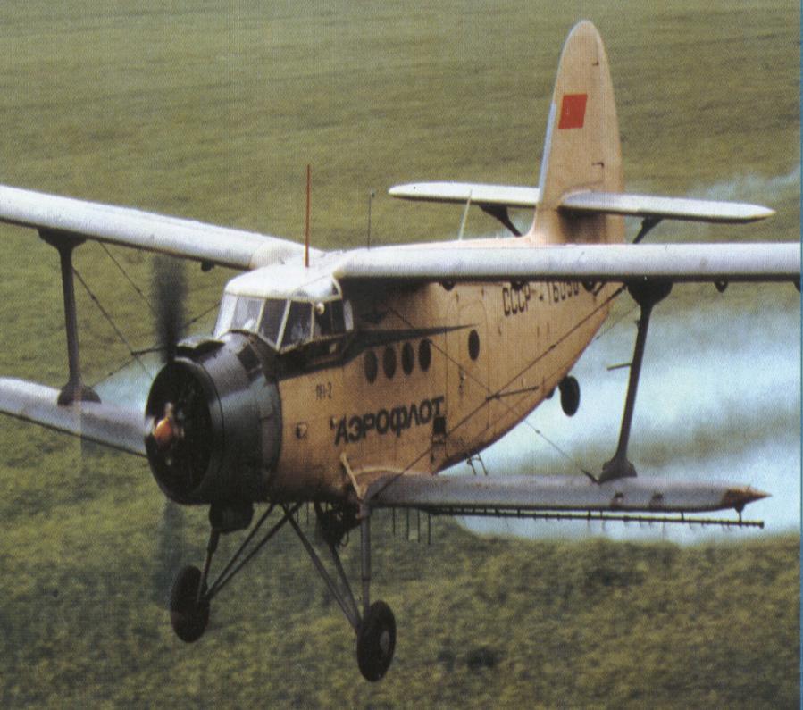 1. ábra. AN 2 Colt (szovjet) kétfedelű vízi repülőgép. (Itt permetező szerepben). Forrás: A világ repülőgépei. (Mester Kiadó, Budapest 2000-2005 8. csoport 7.