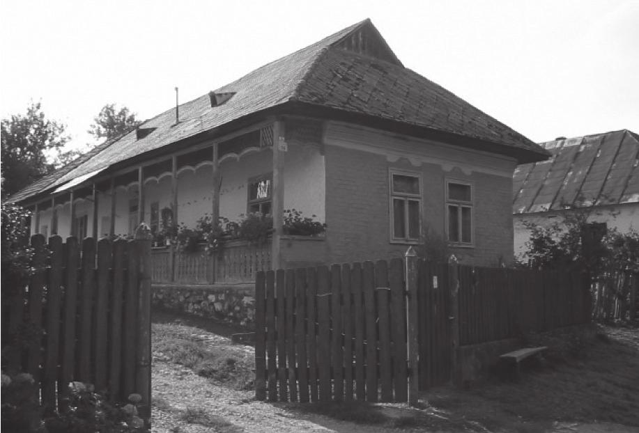 53 A rakacai (1720-1920) fatemplomból való ikonosztáz és miseruha a miskolci Herman Ottó Múzeumban van kiállítva.