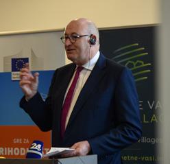 A belgiumi St Vith-ben szervezett civil párbeszéd egyik résztvevője Miért fizetnek többet a vidéki térségekben élő emberek a határokon átnyúló tömegközlekedésért?