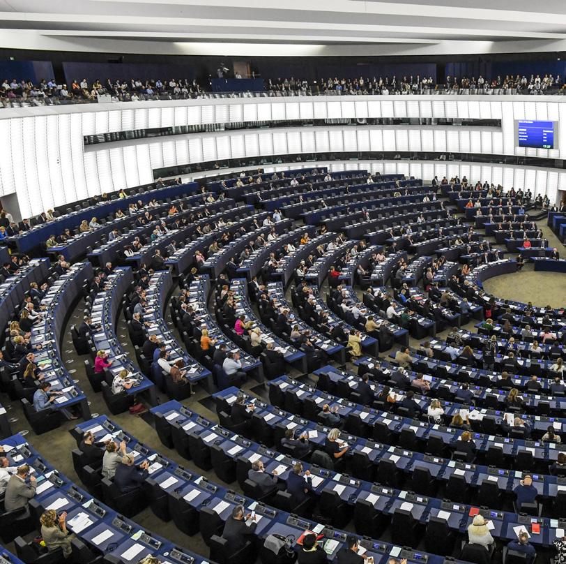 BEVEZETÉS: A CSELEKVÉS ÉS AZ ÉBERSÉG SZÜKSÉGESSÉGE Tisztelt Elnök Úr! Tisztelt Képviselők! A történelem néha mintha ólomléptekkel haladna, majd mire feleszmélünk, már el is szállt a pillanat.