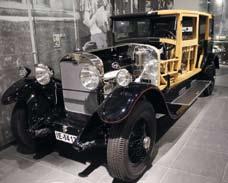 január 28-án egy világrekord-kísérletben vesztette életét, amikor is a frankfurt darmstadti autópályán az Auto Union Typ C Stromlinien-Rennwagennel többször megpördült 440 km/h-s sebességnél.