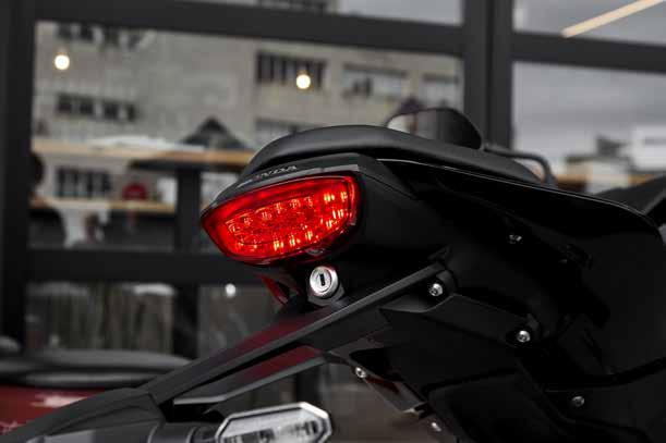 Rövid és kompakt kipufogó A CB125R-nél alkalmazott, rövidre szabott kipufogódob remekül passzol a hátsó traktushoz és a NEO SPORTS CAFÉ család arculatá hoz is illik.