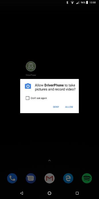 21. ábra: DriverPhone engedély kérés és kamera képnek megjelenítése A 21. ábra bal oldalán látható, amikor az alkalmazás indulásakor a kamerához való hozzáférést a felhasználónak engedélyezni kell.