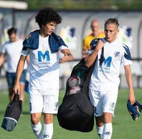 percben, majd Jonathan Heris fejelt a kapu mellé, nem sokkal később Liridon Latifi lövését védte a szlovák kapus.
