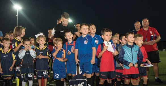 Sport-élet 6 EGY ÉJSZAKA A FUTBALLÉRT Míg egy helyütt erőskezű gyúróink mutatják be tudományukat, addig másutt erőnléti edzőink osztják meg praktikáikat, megint másutt kapusedzőink adják át tudásukat