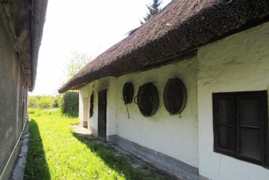 A tárgyak bent a félhomályban várják, hogy