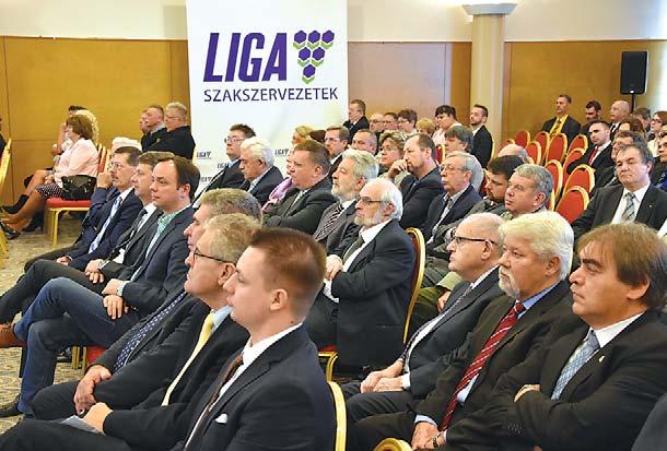 Hozzátette, a LIGA alapítói egy olyan szociális piacgazdaságot célzó programot fogalmaztak meg, amely intézményesített beleszólási lehetõséget biztosított a munkavállalóknak sorsuk alakulásába.