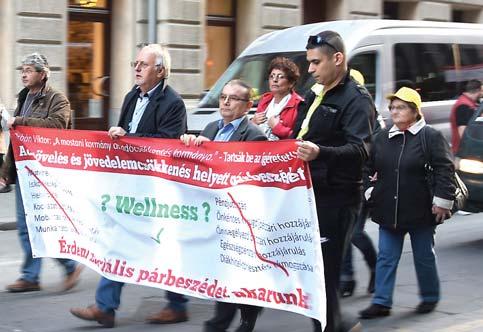 Energia- és Ipari Dolgozók Szakszervezete) is aktív szerepet vállalt. A lengyel nagykövetség elõtt kb. 200-an voltunk, itt pedig 4-5 ezren.