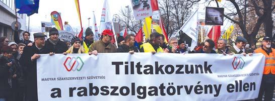 Elõl az Audi Független Szakszervezet és a Vasas Szövetség, de a tömeg végeláthatatlannak tûnt.