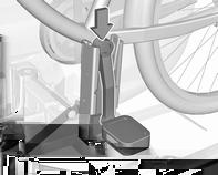 Kerékpár rögzítése a hátsó tartószerkezethez A pedáltartón lévő tekerőkarral nagyjából állítsa be a mozgatható pedáltartó egységet a hajtókar tengelyéhez.