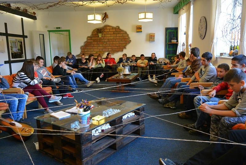 A kiadós ebéd után a fiatalok Az erdélyi reformáció nyomában címmel Honterus nyomába eredtek a fotóvetélkedős városnézés során. A csapatok lelkesen énekeltették el idegenekkel a 90.