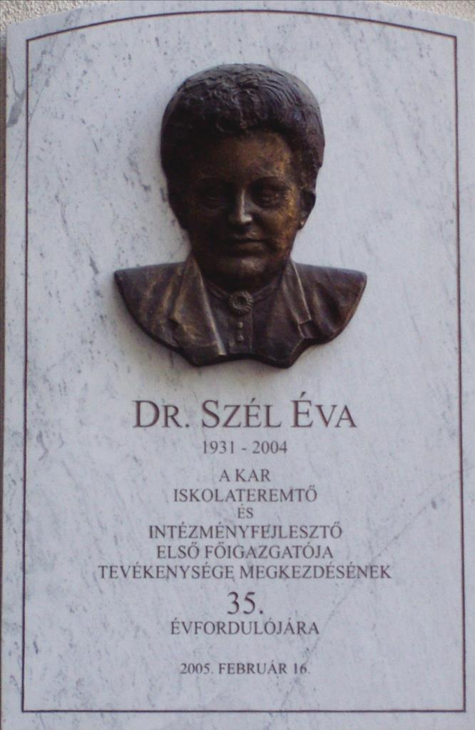 Így emlékezünk Szél Éva vezetői munkássága megkezdésének 35. évfordulójára a Kar Temesvári körúti épületének falán emléktáblát helyezett el a Kar vezetősége.