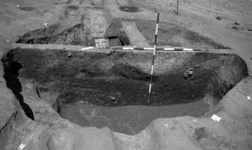 7. kép: Kora vaskori gödör (SE 3359) feltárás közben tanúfallal Fig. 7: Early Iron Age pit (SE 3359) during the excavation, with a section wall is vágja, amelyből azonban sajnos nem került elő lelet.