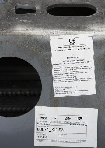 A DELTABEAMeket a fölső lemezen a súlyponti tengelyre szimmetrikusan elhelyezett emelőlukaknál kell emelni.