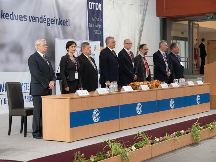 Palotás Béla a Szervező Bizottság Elnöke, dr. Weiszburg Tamás az OTDT Alelnöke, dr. András István a DUE Rektora, dr.