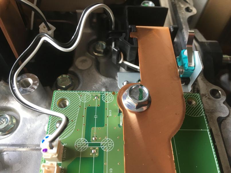 A doboz szélén, a réz sín mellett van egy ún. tamper kapcsoló, ami lekapcsolja a teljes elektronikát, ha a doboz fedele nincsen a helyén.