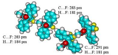ábra Az E 2,3-difenil-3-trifluormetilpropénsav metilészter tetramerje (4'-aro-más)C H F és (metil)c H F hidrogénkötésekkel összetartva Az E-2-(4'-F-fenil)-3-(2'-metoxifenil)- propénsav (13.