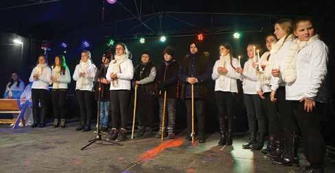 A térről nem hiányozhat a hatalmas adventi koszorú és a közel tízméteres karácsonyfa sem.