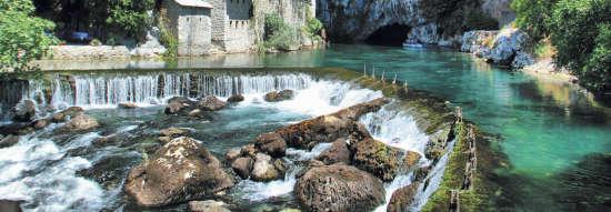 nap: Reggeli után városnézés Mostarban, bazár, majd továbbutazás Blagajba, ahol a Buna folyó Európa legbővizűbb forrása tör fel a 200 méter magas sziklák tövében.