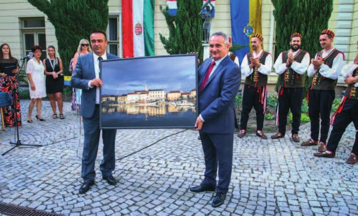 Nincs nagyobb érték a közösségnél A két városvezető, Ivan Knez és Fercsák Róbert megajándékozta egymást VÁROSHÁZA Testvérvárosi delegációk, magas rangú vendégek, a kulturális partner Balatonfüred,