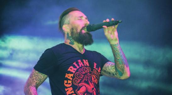 Baján!), majd az örökifjú diszkódíva, Szűcs Judith szórakoztatta a halfőzőket és vendégeiket. A Petőfi-szigeten sokan betértek a borudvarba.