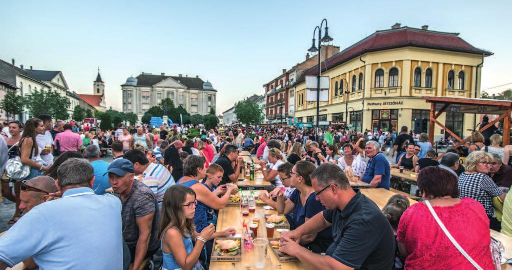 BeerBQ Bajai Kézműves Sör és Streetfood Fesztivál Fotók: kelemen áron A tavalyi élénk érdeklődés után idén ismét összedugta a fejét a három barát, hogy elhozza Bajára a magyar kisüzemi sörök,
