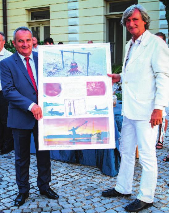 halászléfőző ünnep alkalmából a városházi fogadáson. Az alkotást Fercsk Róbert polgármester vette át.