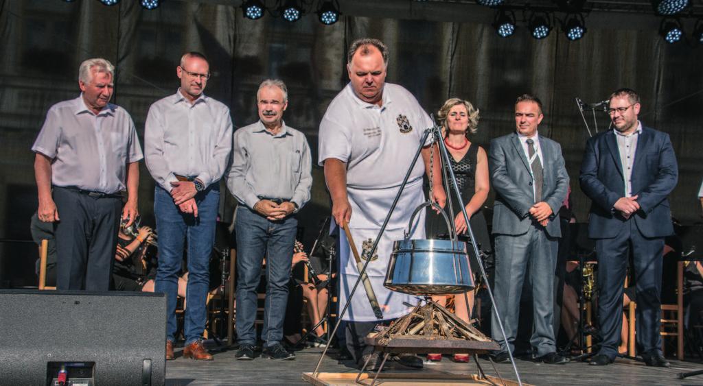 Fotók: kelemen áron Ünnepeljünk együtt! Tűzgyújtás a főtéri színpadon: a középpontban dr.
