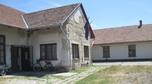 A tornác oszlopközeit mára elfalazták, és különböző méretű ablakokkal helyiségeket alakítottak ki belőle. A tornác fölött magas gerendázat. Liebner kúria (helyi védelemre javasolt) A 20.
