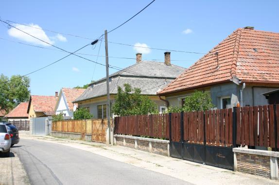 19 4.1. Történeti településrész A történeti településrészek utcái keskenyek, kanyargósak, alapvetően a halmazos jelleg tulajdonságaival bírnak.
