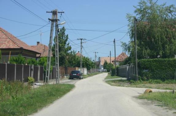 Ez a településrész önmagában jellemzően egységes képet mutatnak, de a 4.sz. főút és Rákóczi úti Szabadsági tér területre eső szakaszán kiegészül a kisvárosi félzártsorú épületekkel.