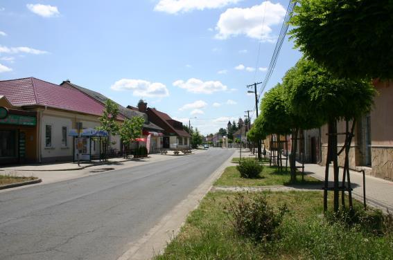 Öregfalu többutcás településrész, fésűs beépítésű épületekkel.