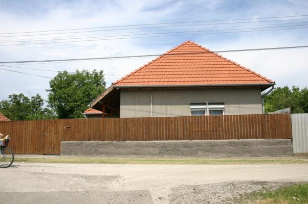 21 Kerítések építése esetén javasolt a mai termékek, anyagok, szerkezetek, és módszerek alkalmazása mellett, de illeszkedő áttört kerítést tervezni, építeni.