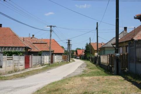 A beépítettnek számító utcaszakaszon a tönkrement vagy lebontott népi lakóépületek helyén az 1950-60-as években manzárd tetős kockaházak épültek, amelyek azonban nem túlzottan egyedi megformálásuk
