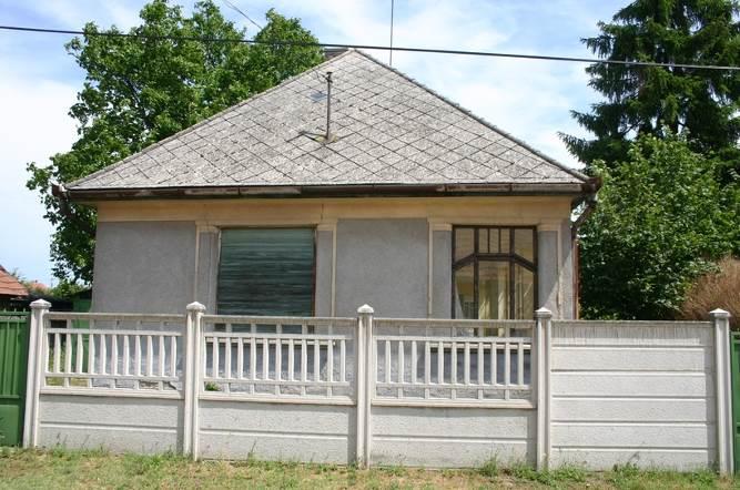 34 A városközpont zártsorú épületeinek nyílászárói hosszúkás 3 és 6 osztatú ablakok jellemzik szimmetrikus kialakítással.