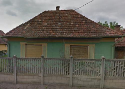 A túldíszített, túlszínezett épület hamar elveszíti érdekességét, és utána inkább zavaróan hat a letisztultságra törekvő településképben.