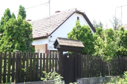Az épületeket részlegesen takarjuk, elsősorban ott, ahol kedvezőtlen utcaképi megjelenést eredményeznek.