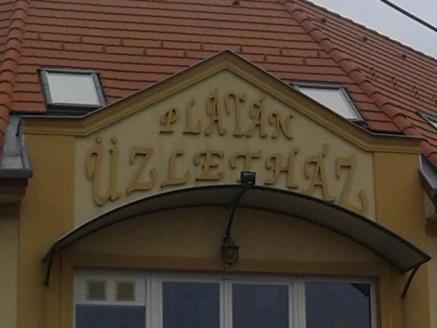 Cégér, cégtábla elhelyezésekor elengedhetetlen, hogy az alkalmazkodjon az épület jellemzőihez,