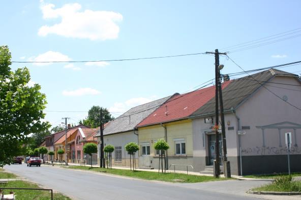 6 A városközpont a belterület középső részén, a Kossuth Lajos utca és a Kávai út - Rákóczi Ferenc utca kereszteződésének környezetében alakult ki, de a Kossuth Lajos utca és a vasút
