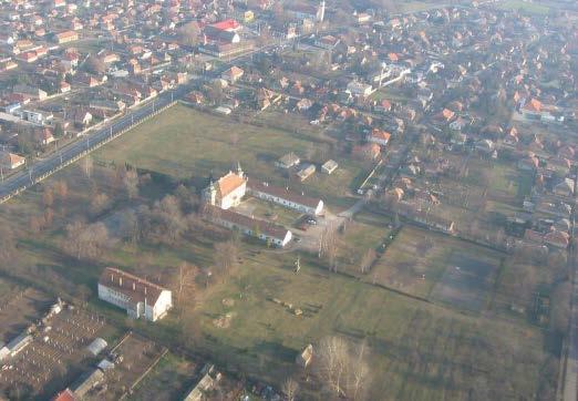 7 2.3. Településkép A város településképének fő meghatározója, a manzárt tetős épületek gyakori előfordulása, valamint az, hogy a Gerje forrásvidék mentén fekvő településről van szó.