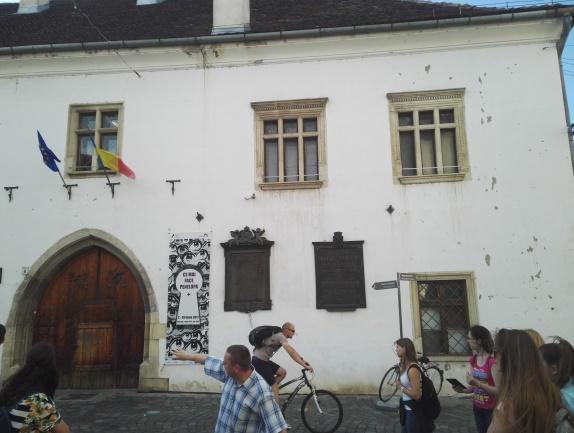 Ezután az egyik diák feltette azt a kérdést, hogy Milyen célt szolgálnak