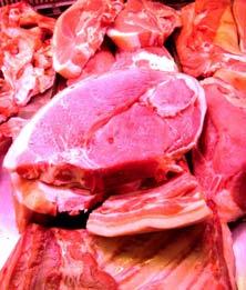 A hentesmester a karajt szép egyenletes szeletekre szeli, és helyezi ki a hűtőpultba, így szeretik a csongrádiak. Fűrészgéppel a csontos húsokból könnyen eladható terméket tud kikanyarítani.