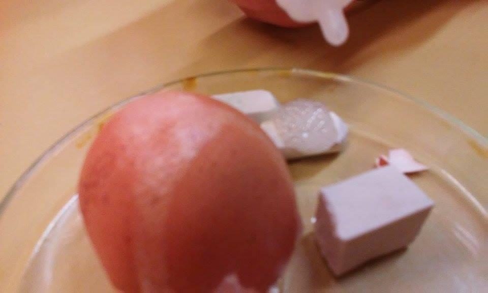 Megfigyelik, és rögzítik a füzetükben, hogy mennyi idő szükséges a táblakréta mállásához a különböző oldószerekben (a krétadarab