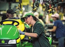 Az itt dolgozó munkatársak közül sokan hosszú évek óta maguk is John Deere vásárlók: fűnyírótraktorokat és Gator többcélú járműveket szerelnek össze egész héten, majd ugyanezen gépekkel a hétvégén
