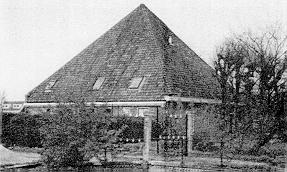Házak M037 HÁZAK Az alábbi fényképen egy vidéki házat látsz, amelynek tetőszerkezete piramis alakú. Egy tanuló a következőképpen modellezte a ház tetőszerkezetét (méretekkel kiegészítve).