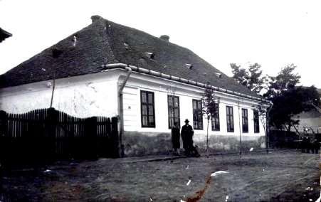 A főjegyzői lak 1927- ben. Előtte lakója, Ekechi ifj. Bereczk István főjegyző gyermekével. 6 Ifj.
