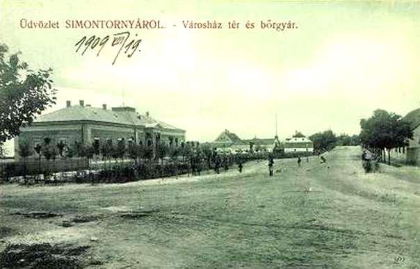 évfordulóján - 2005-ben a Simontornya Múltjáért Alapítvány emléktáblát avatott, rajta a hajdani mezővárosi és községi pecséttel.