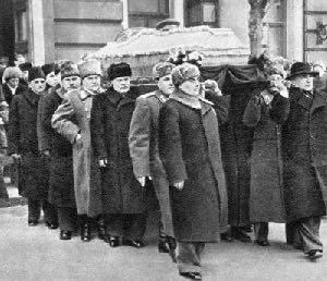 Sztálin halálakor kiszolgálóinak
