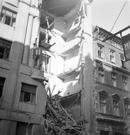 VIII. Baross utca 46. a Mária utca felől nézve. Az épület a forradalom első szakaszában sérült meg.